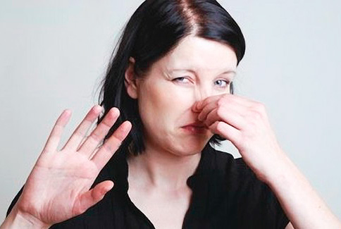 L'acide acétique a une forte odeur