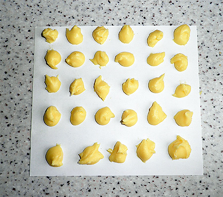 Boulettes d'œufs crus et d'acide borique