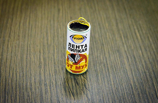 Du ruban adhésif anti-mouches peut être utilisé pour fabriquer un piège à punaises de lit.