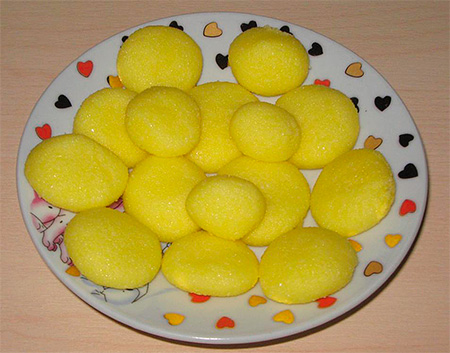 Appâts empoisonnés à base de farine et d'œufs avec de l'acide borique