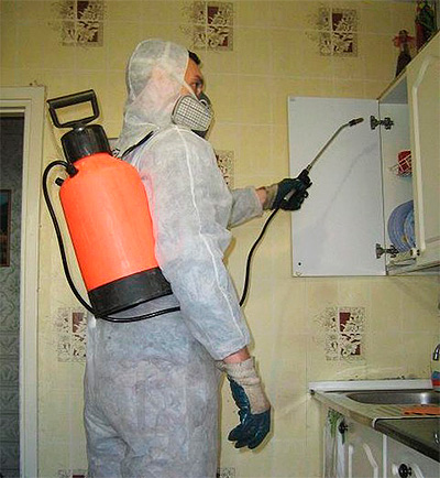 L'exterminateur traite l'appartement