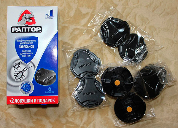 Mais de tels moyens ne sont pas des pièges à proprement parler, car ils n'attrapent pas les cafards, mais les détruisent à l'aide d'appâts empoisonnés.