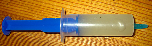 Les gels de cafards sont souvent libérés dans des seringues.