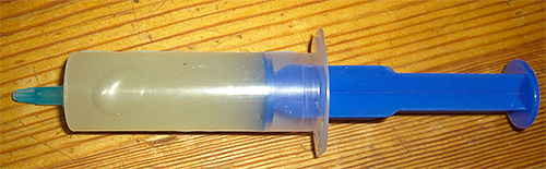 Seringue avec gel de cafard