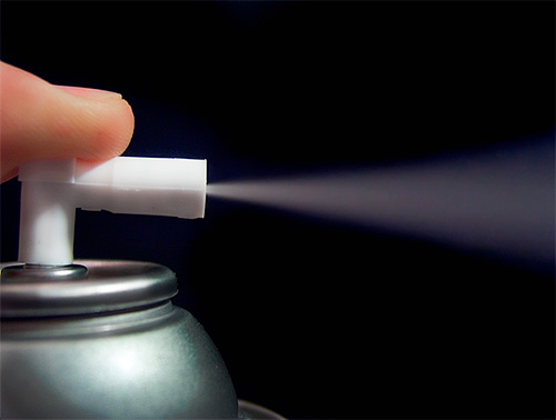 Une caractéristique de l'utilisation des insecticides en aérosol est leur grande vitesse d'action.