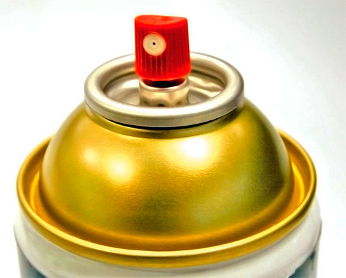 Lorsque vous utilisez des préparations en aérosol, vous devez essayer de ne pas les inhaler.