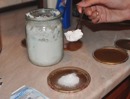 Mélanger l'acide borique avec du fromage cottage