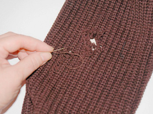 Selon le livre de rêves de Grishina, un papillon de nuit mangeant des vêtements dans un rêve laisse présager un freeloader dans la maison