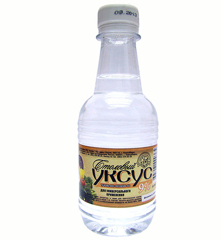 Combattre les mites dans la cuisine aide à traiter les armoires avec du vinaigre de table