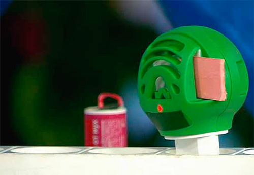 Habituellement, les fumigateurs sont utilisés contre les moustiques dans un appartement, mais ils peuvent aussi se débarrasser des mites.