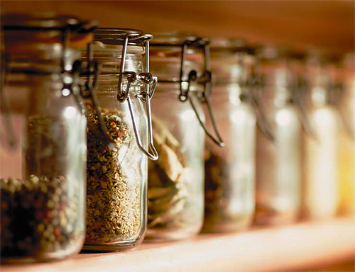 Les produits alimentaires en vrac doivent être stockés dans des récipients hermétiquement fermés.