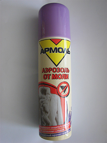 Après avoir pulvérisé l'armoire avec l'aérosol Armol, vous pouvez être sûr que le précieux manteau de fourrure y sera en sécurité.
