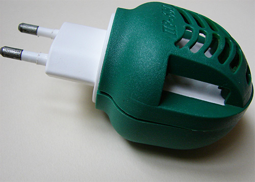 Pour se débarrasser des mites des vêtements, le fumigateur peut être laissé allumé dans le placard 