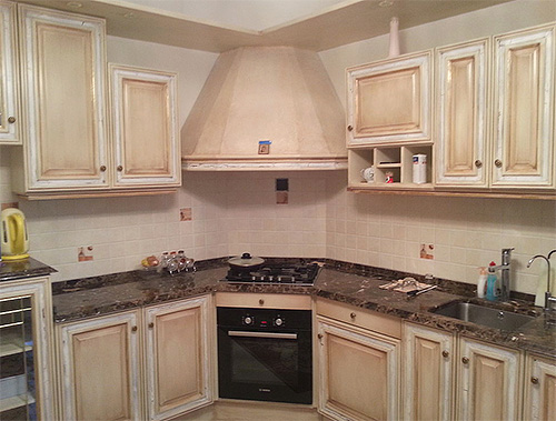 En laissant de la nourriture, les larves de mites peuvent ramper dans divers coins et recoins des meubles de la cuisine.