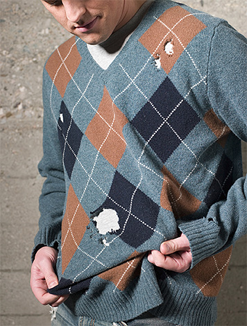 Et ce pull, abîmé par les larves, ne peut plus être sauvé.