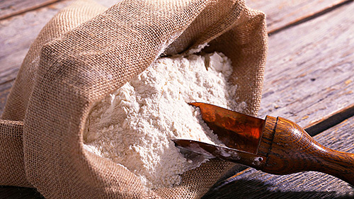 Avant d'ajouter de la farine à la cuisson, il est conseillé de la tamiser pour vérifier la présence de larves de mites alimentaires.