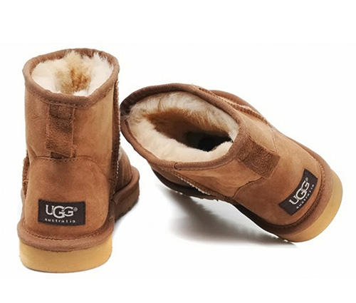 De nouvelles chaussures avec de la fourrure naturelle pourraient bien faire apparaître des mites dans l'appartement