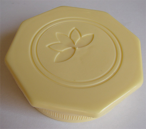 L'outil sous forme de sections repousse efficacement le papillon, mais ne le détruit pas