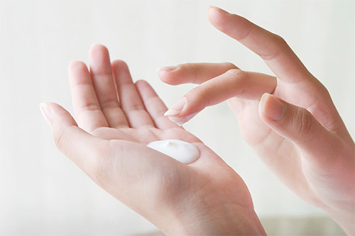 Pour tuer les poux, la pommade ou la crème Benzyl Benzoate doit être appliquée sur la tête, répartie uniformément sur les cheveux et la peau et conservée pendant au moins 30 minutes.