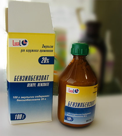 Benzoate de benzyle sous forme d'émulsion