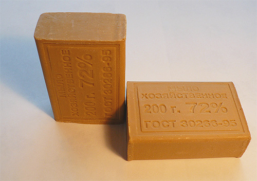 Le savon à lessive est souvent utilisé pour repousser les mites (emballé dans les poches des vêtements)