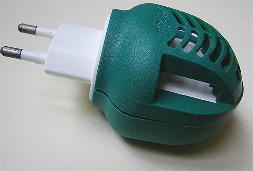 Un fumigateur électrique et des plaques anti-mites spéciales détruiront efficacement le ravageur dans la garde-robe