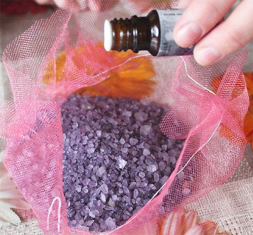 Fabriquez vos propres sachets anti-mites. Tout ce dont vous avez besoin est un morceau de tissu, de l'huile essentielle de lavande et du sel marin.