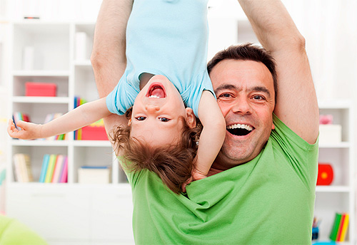 Les poux sont souvent transmis en jouant avec des enfants.