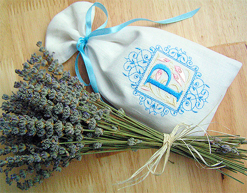 Les fleurs de lavande séchées repoussent efficacement les papillons et les mites