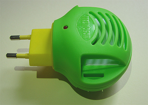 Avec l'aide d'un tel fumigateur et de plaques insecticides spéciales, vous pouvez lutter efficacement contre les mites dans le placard