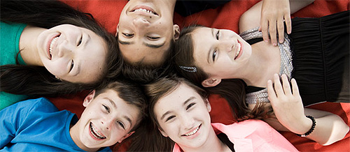 Les enfants peuvent être infectés par des poux à la fois par contact direct et par les produits de soins capillaires d'autres personnes.