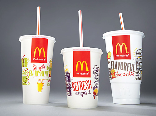 Pour préparer un piège à punaises de lit à faire soi-même, vous aurez besoin de deux verres de McDonald's de tailles différentes.