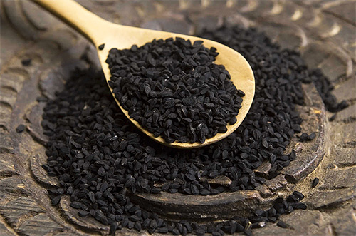 Les graines de cumin noir sont un remède plutôt exotique, mais aussi efficace contre les poux, si elles sont combinées avec du vinaigre