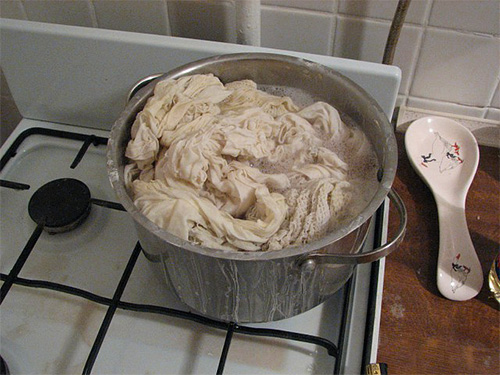 Les poux de lin et leurs lentes meurent lorsque les vêtements sont bouillis dans de l'eau bouillante.