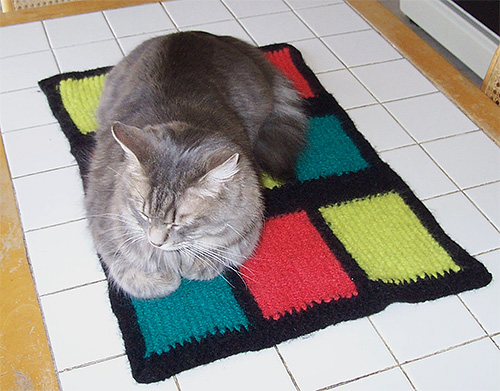 La litière pour chat doit être lavée et secouée régulièrement, car c'est souvent en elle que se développent les larves de puces.