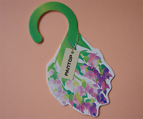 Pour vous protéger contre les puces, vous pouvez essayer de placer des sections spéciales contre les mites sous le lit du chat - elles feront également fuir les puces.