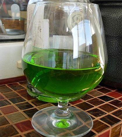 Teinture d'absinthe dans un verre