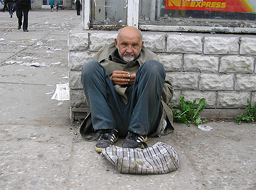 La présence d'un grand nombre de poux de corps et de lentes est généralement observée chez ceux qui se lavent rarement et changent rarement de vêtements.