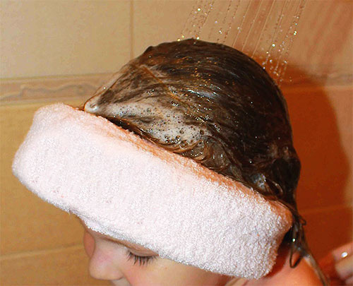 Lorsque vous débarrassez un enfant des poux, vous devez appliquer un shampooing spécial sur sa tête, attendre un peu puis bien rincer vos cheveux