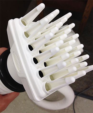 Après avoir traité les cheveux avec un tel sèche-cheveux, les poux meurent ou sont tellement affaiblis qu'ils peuvent être facilement peignés avec un peigne.