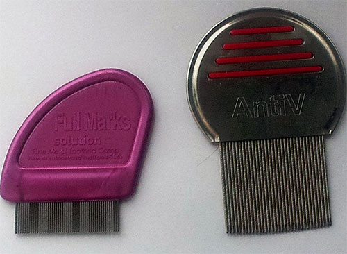 La photo montre des exemples de peignes spéciaux pour éliminer les poux et les lentes.