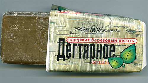 Le savon au goudron est mieux combiné avec le peignage des poux avec un peigne.