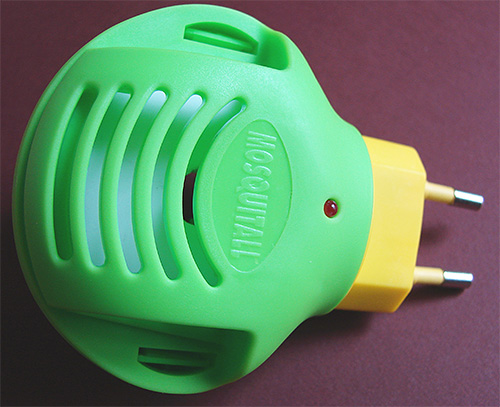 Pour repousser les puces afin d'empêcher leur entrée dans la maison, vous pouvez utiliser un fumigateur