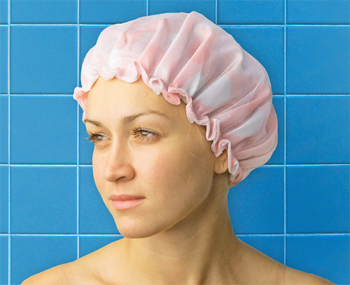 Après avoir appliqué le remède contre les poux, il vaut la peine de le garder un moment sous un bonnet.