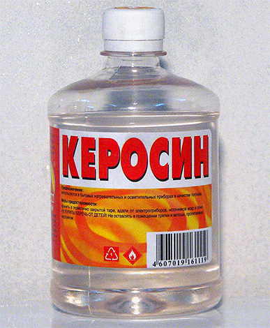Le kérosène est capable de ramollir la coquille des lentes, mais peut également provoquer des brûlures de la peau.
