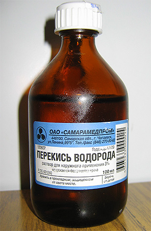 Lorsque vous utilisez du peroxyde d'hydrogène comme remède contre les poux, vous devez vous rappeler qu'il est nocif pour les cheveux.