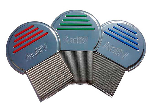 Pour éliminer les poux et les lentes des cheveux, vous pouvez utiliser des peignes spéciaux.