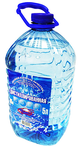 De l'eau distillée doit également être ajoutée au mélange d'alcool et d'huile d'arbre à thé.