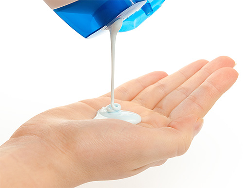 Le mélange résultant de shampooing et d'huile d'arbre à thé doit simplement être appliqué sur les cheveux et faire mousser.