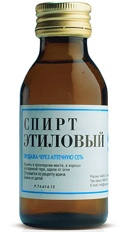 Pour éliminer les poux, vous pouvez essayer de fabriquer votre propre remède à base d'alcool et d'huile d'arbre à thé.